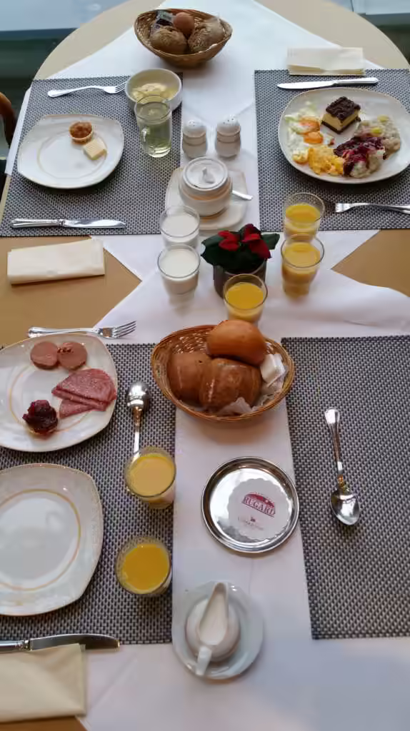 Brötchen und Backwaren Frühstück