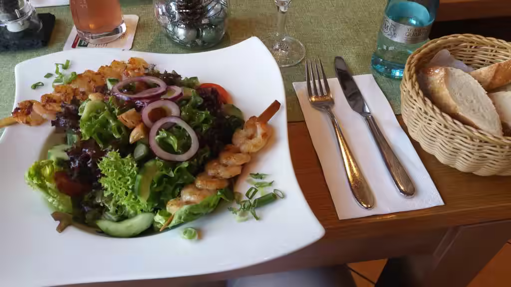 Salatteller mit Garnelen-Spießen Fischereihafen Cuxhaven
