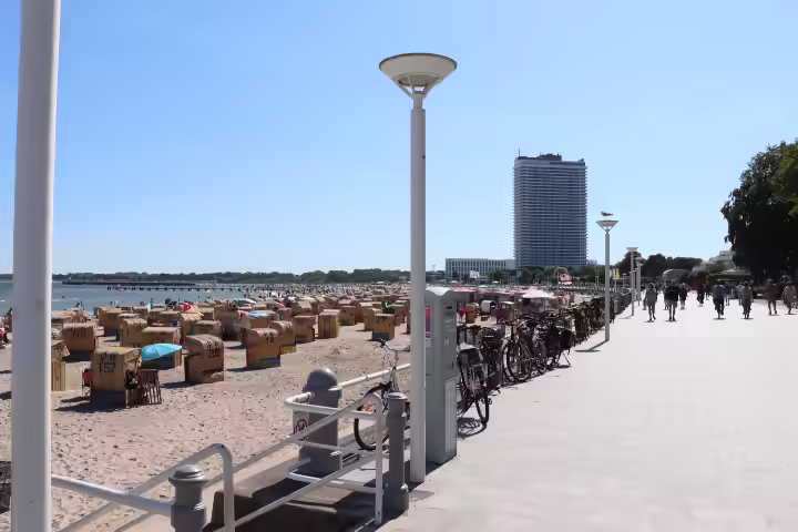 Travemünde Promenade mit Fähren
