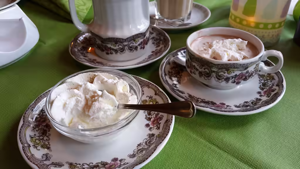 Heiße Schokolade mit Sahne im Restaurant Appelbeck am See